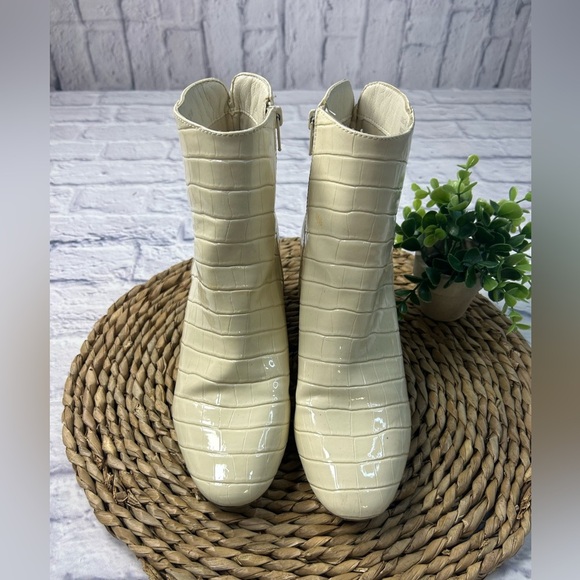 Chinese Laundry Cream Croc-Embossed Ankle Boots. Size 8.5 - Picture 1 of 9
